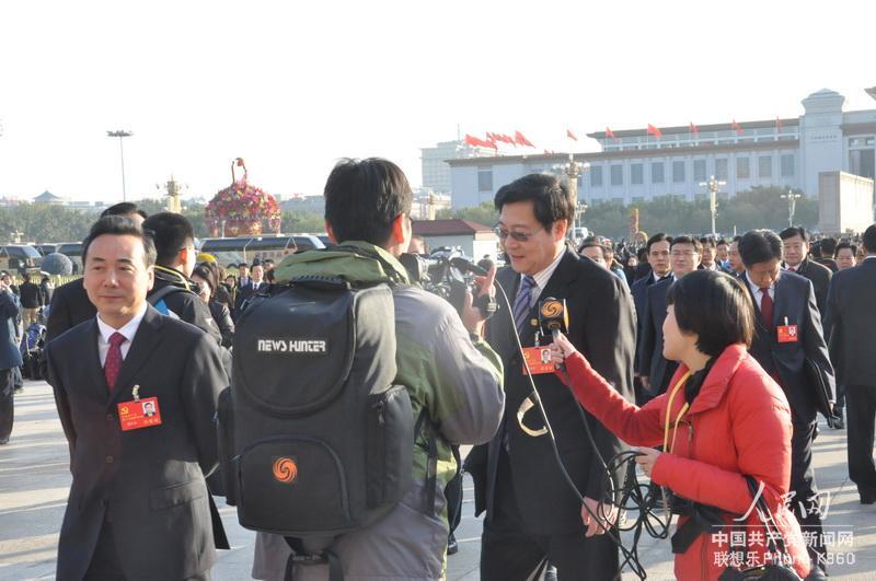 11月8日，媒體記者在人民大會(huì)堂門(mén)前採(cǎi)訪18大代表。人民網(wǎng)記者 文鬆輝攝