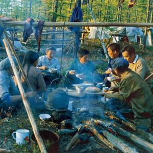 劉雲(yún)山同志照片集            1981年秋，劉雲(yún)山（中）作為新華社記者在內蒙古敖魯古雅採訪時與鄂溫克獵民促膝交談。