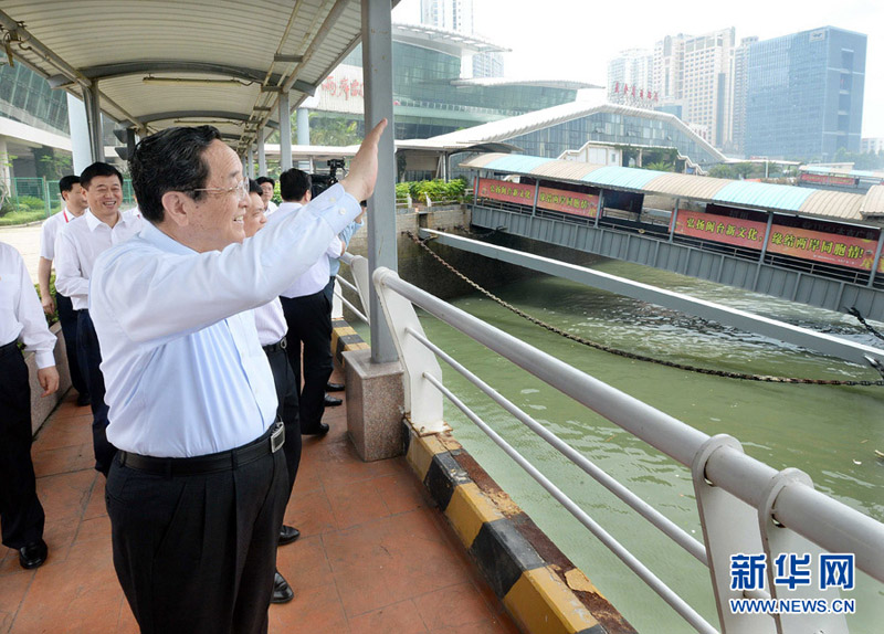 6月14日至16日，中共中央政治局常委、全國政協(xié)主席俞正聲在福建調(diào)研。這是6月16日，俞正聲在廈門國際郵輪中心暨廈金客運(yùn)碼頭向客輪上的乘客揮手問好。 新華社記者李濤攝