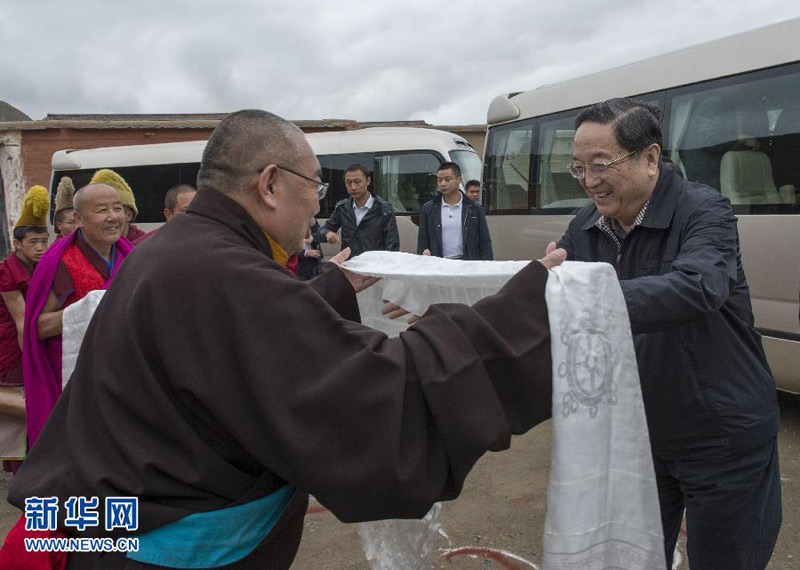 近日，中共中央政治局常委、全國(guó)政協(xié)主席俞正聲在甘肅甘南藏族自治州調(diào)研。這是7月8日，俞正聲來(lái)到拉卜楞寺看望宗教界人士。新華社記者李學(xué)仁攝