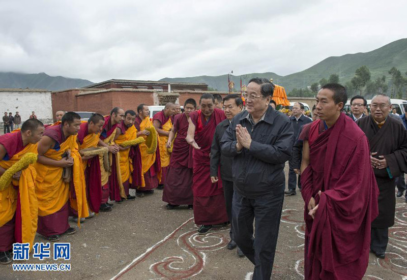 近日，中共中央政治局常委、全國(guó)政協(xié)主席俞正聲在甘肅甘南藏族自治州調(diào)研。這是7月8日，俞正聲來到拉卜楞寺看望宗教界人士。新華社記者李學(xué)仁攝