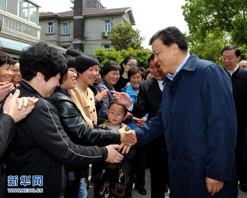 4月20日至22日，中共中央政治局常委、中央書記處書記劉雲(yún)山在江蘇調(diào)研。這是4月21日劉雲(yún)山在無(wú)錫江陰市華西新市村調(diào)研時(shí)同當(dāng)?shù)厝罕娪H切握手。新華社記者 饒愛(ài)民 攝