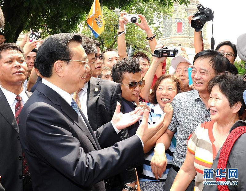 10月12日，國務(wù)院總理李克強在曼谷與中國游客互動交流，實地了解中泰兩國旅游交往情況。 新華社記者 劉建生 攝