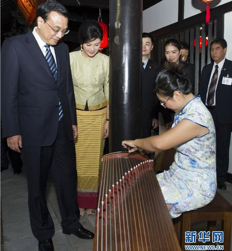 10月12日，中國(guó)國(guó)務(wù)院總理李克強(qiáng)在泰國(guó)總理英拉的陪同下，參觀清邁國(guó)際園藝博覽會(huì)會(huì)址。 新華社記者 黃敬文 攝