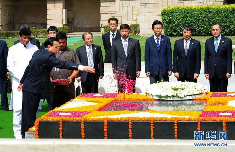 5月20日，中國國務(wù)院總理李克強(qiáng)在新德裡向甘地墓敬獻(xiàn)花圈。這是在敬獻(xiàn)花圈后，李克強(qiáng)向甘地墓拋撒花瓣。 新華社記者 李濤 攝