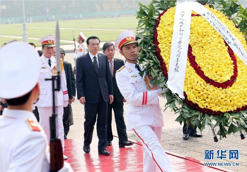 10月14日，中國國務(wù)院總理李克強在河內(nèi)向胡志明陵敬獻花圈。新華社記者 劉衛(wèi)兵 攝 