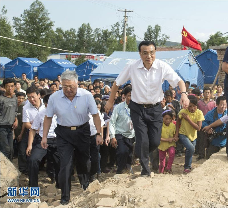 8月17日，中共中央政治局常委、國(guó)務(wù)院總理李克強(qiáng)來(lái)到甘肅岷縣漳縣地震災(zāi)區(qū)考察。這是李克強(qiáng)總理來(lái)到海拔2700多米的岷縣重災(zāi)區(qū)梅川鎮(zhèn)永光村看望受災(zāi)群眾。 新華社記者李學(xué)仁攝