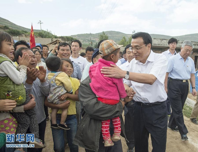 8月17日，中共中央政治局常委、國(guó)務(wù)院總理李克強(qiáng)來(lái)到甘肅岷縣漳縣地震災(zāi)區(qū)考察。 這是李克強(qiáng)總理在岷縣重災(zāi)區(qū)梅川鎮(zhèn)永光村看望受災(zāi)群眾。新華社記者李學(xué)仁攝