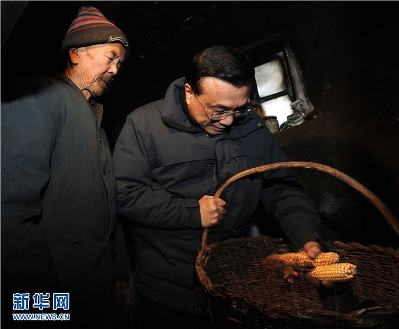 2月3日至5日，中共中央政治局常委、國務院副總理李克強在內蒙古包頭市、興安盟考察。這是2月4日，李克強來到興安盟查干珠日和嘎查，走進76歲的扎那老人家中查看老人家中的糧食儲備。 新華社記者 謝環(huán)馳 攝