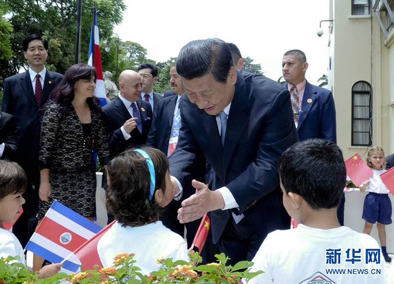 6月3日，中國國家主席習(xí)近平在聖何塞會見哥斯達(dá)黎加立法大會主席門多薩及各政黨代表。 這是習(xí)近平在立法大會門口與小朋友們打招呼。新華社記者 張鐸 攝