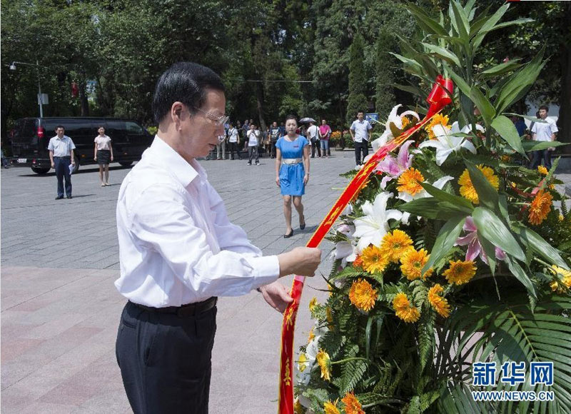 7月20日至21日，中共中央政治局常委、國務(wù)院副總理張高麗在貴州調(diào)研。這是7月21日張高麗在遵義市紅軍山烈士陵園向紅軍烈士敬獻(xiàn)花籃。新華社記者王曄攝