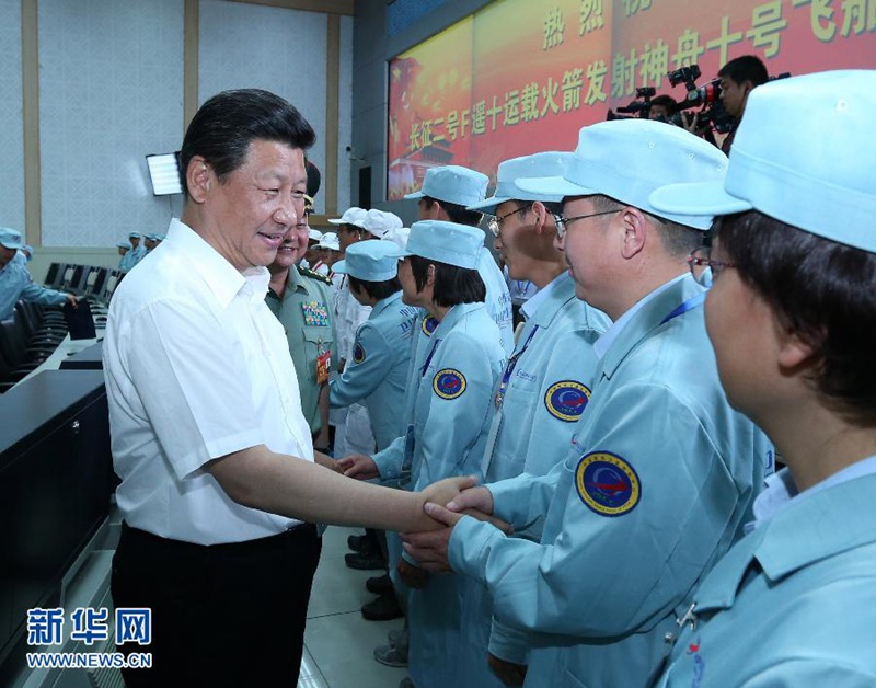 2013年6月11日，中共中央總書記、國家主席、中央軍委主席習(xí)近平在酒泉衛(wèi)星發(fā)射中心觀看神舟十號(hào)載人飛船發(fā)射。這是習(xí)近平在飛船發(fā)射成功后同現(xiàn)場指揮人員親切握手，向他們表示誠摯慰問。新華社記者 龐興雷 攝