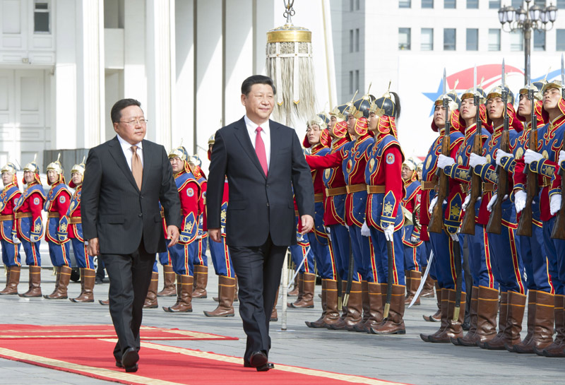 8月21日，國家主席習(xí)近平在烏蘭巴托同蒙古國總統(tǒng)額勒貝格道爾吉舉行會(huì)談。會(huì)談前，額勒貝格道爾吉在國家宮前廣場為習(xí)近平舉行隆重歡迎儀式。新華社記者 黃敬文 攝