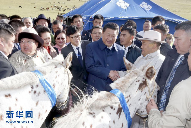 8月22日，國家主席習(xí)近平在蒙古國總統(tǒng)額勒貝格道爾吉陪同下前往烏蘭巴托市郊觀看那達(dá)慕。額勒貝格道爾吉向習(xí)近平夫婦贈送兩匹蒙古馬。習(xí)近平為兩匹馬分別取名阿爾泰和克魯倫，寓意中蒙兩國山水相連、睦鄰友好。新華社記者 鞠鵬 攝