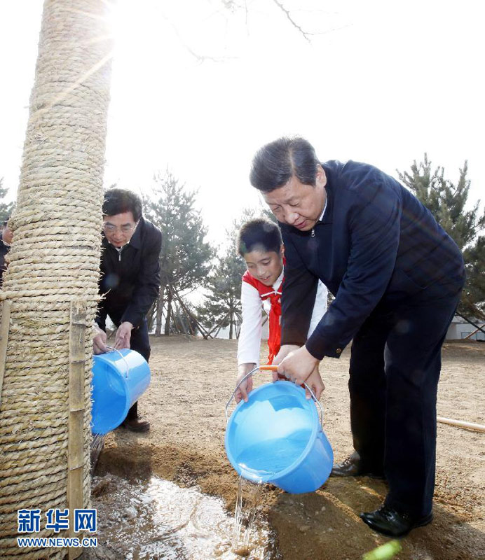 2013年4月2日，黨和國家領(lǐng)導(dǎo)人來到北京市豐臺(tái)區(qū)永定河畔參加首都義務(wù)植樹活動(dòng)。這是習(xí)近平同少先隊(duì)員一起給剛栽下的銀杏樹澆水。新華社記者 鞠鵬 攝