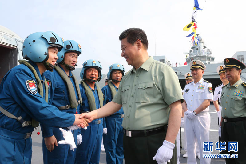 2013年4月9日，習(xí)近平在井岡山艦上與艦載直升機(jī)飛行員親切握手。李剛攝