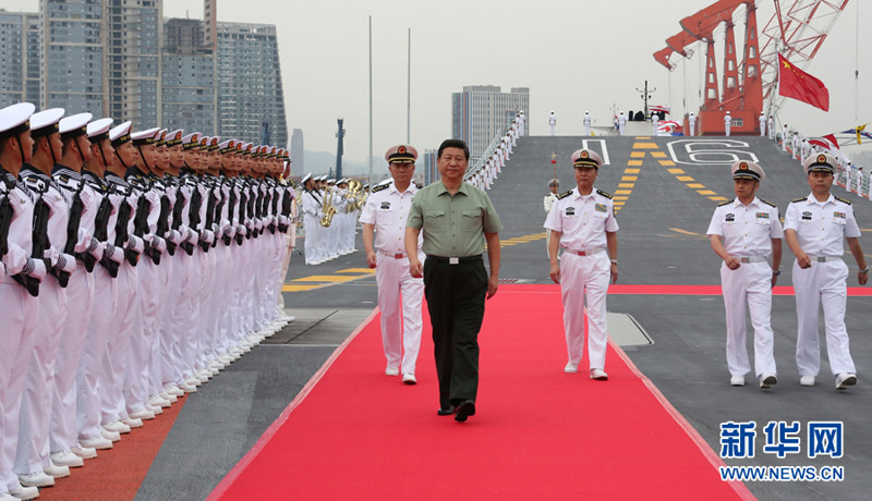 2013年8月28日下午，習近平檢閱遼寧艦水兵儀仗隊。李剛攝