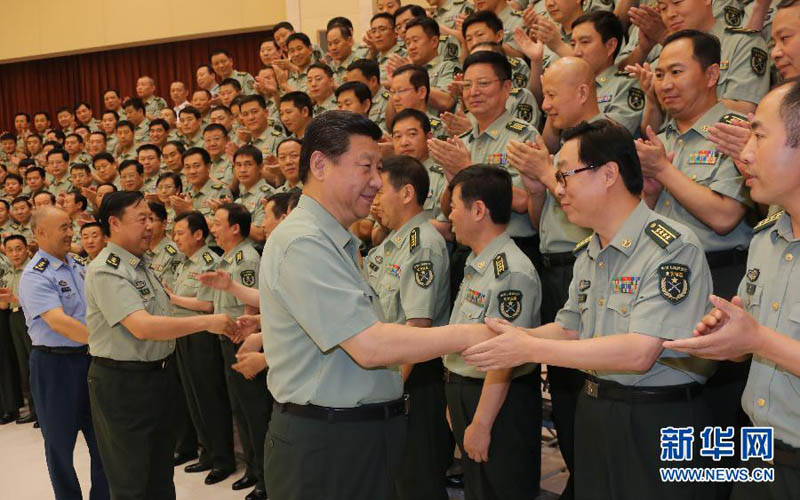 2013年7月29日，習(xí)近平親切接見北京軍區(qū)機(jī)關(guān)團(tuán)以上干部。李剛攝