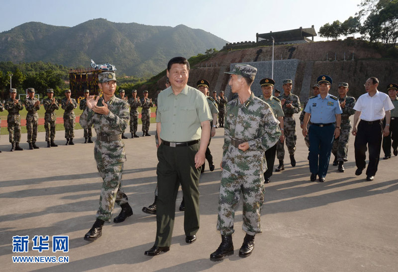 2014年7月30日，習近平看望慰問第31集團軍某師官兵。李剛 攝