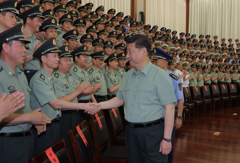 2015年5月26日，習(xí)近平在浙江省軍區(qū)機(jī)關(guān)親切接見(jiàn)駐浙部隊(duì)師以上領(lǐng)導(dǎo)干部和建制團(tuán)單位主官。李剛 攝