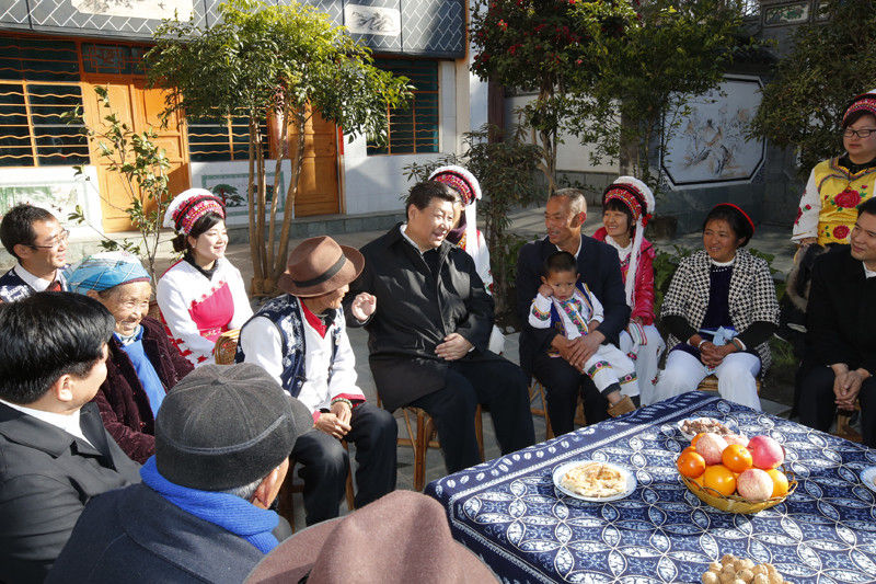 1月20日，習(xí)近平來(lái)到大理白族自治州大理市灣橋鎮(zhèn)古生村村民李德昌家，同村民們圍坐在一起親切拉家常。新華社記者 鞠鵬 攝