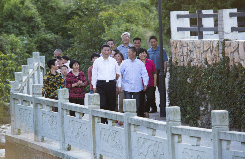 5月25日下午，習近平在舟山定海區(qū)干（覽加石旁）鎮(zhèn)新建社區(qū)視察。新華社記者 謝環(huán)馳 攝