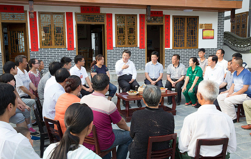 16日下午，習(xí)近平在遵義縣楓香鎮(zhèn)花茂村同村民座談。新華社記者 黃敬文 攝