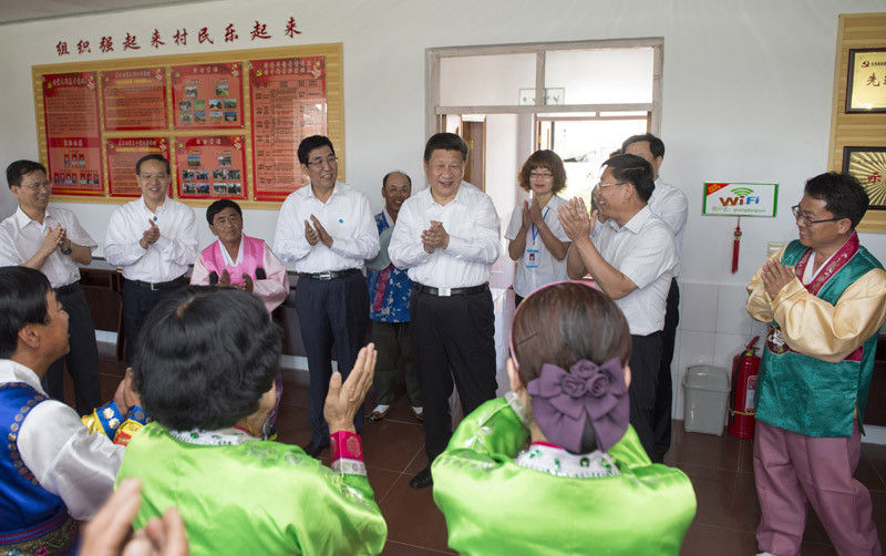 7月16日，習近平在延邊州和龍市東城鎮(zhèn)光東村村委會觀看村民們排練朝鮮族舞蹈。新華社記者 謝環(huán)馳 攝