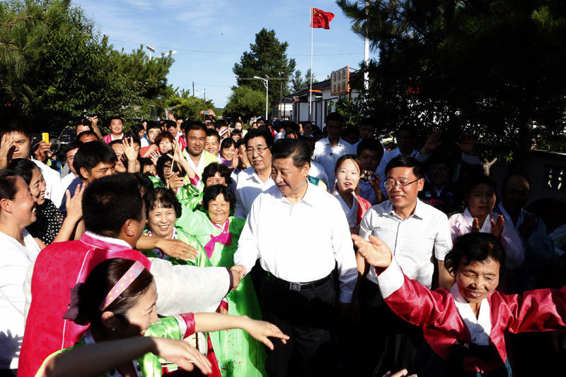 7月16日，習近平在延邊州和龍市東城鎮(zhèn)光東村同當?shù)厝罕娫谝黄?。新華社記者 鞠鵬 攝