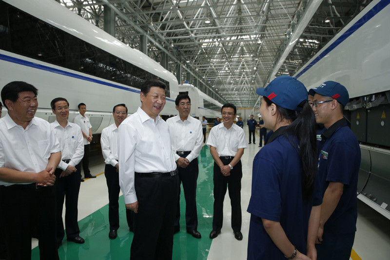 7月17日，習(xí)近平在中國(guó)中車長(zhǎng)春軌道客車股份有限公司總裝車間同接線班工人親切交談。新華社記者 鞠鵬 攝