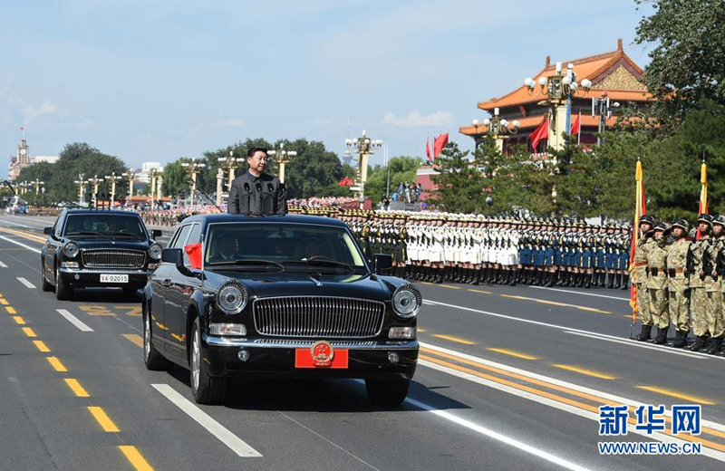 9月3日，紀(jì)念中國(guó)人民抗日戰(zhàn)爭(zhēng)暨世界反法西斯戰(zhàn)爭(zhēng)勝利70周年大會(huì)在北京天安門廣場(chǎng)隆重舉行。這是中共中央總書記、國(guó)家主席、中央軍委主席習(xí)近平檢閱受閱部隊(duì)。新華社記者李學(xué)仁攝