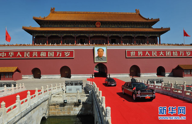 9月3日，紀(jì)念中國(guó)人民抗日戰(zhàn)爭(zhēng)暨世界反法西斯戰(zhàn)爭(zhēng)勝利70周年大會(huì)在北京天安門(mén)廣場(chǎng)隆重舉行。這是中共中央總書(shū)記、國(guó)家主席、中央軍委主席習(xí)近平乘檢閱車(chē)經(jīng)過(guò)金水橋。新華社記者張軍攝