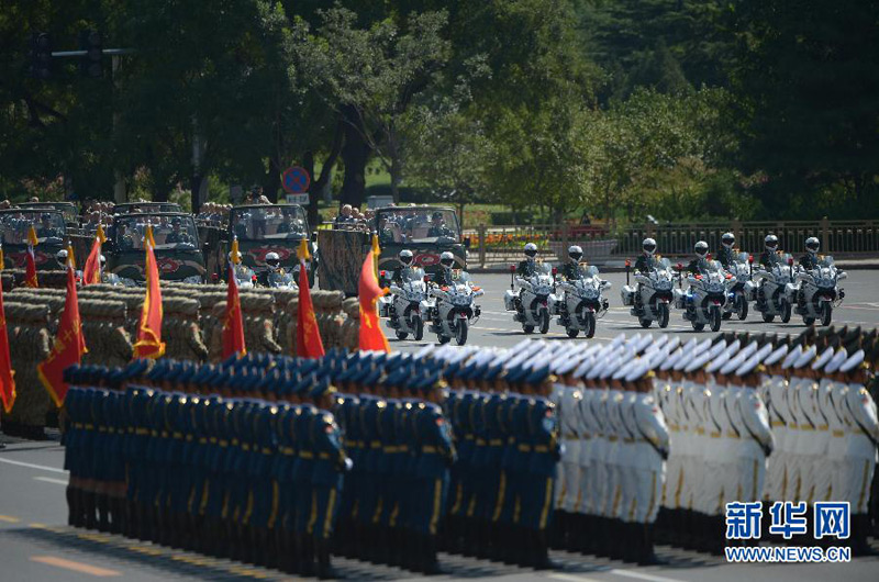 9月3日，中國(guó)人民抗日戰(zhàn)爭(zhēng)暨世界反法西斯戰(zhàn)爭(zhēng)勝利70周年紀(jì)念大會(huì)在北京隆重舉行。這是抗戰(zhàn)老兵乘車(chē)方隊(duì)。 新華社記者薛玉斌攝