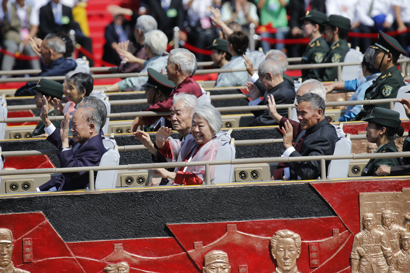 9月3日，中國(guó)人民抗日戰(zhàn)爭(zhēng)暨世界反法西斯戰(zhàn)爭(zhēng)勝利70周年紀(jì)念大會(huì)在北京隆重舉行。這是抗戰(zhàn)老兵乘車方隊(duì)通過(guò)天安門廣場(chǎng)。新華社記者沈伯韓攝