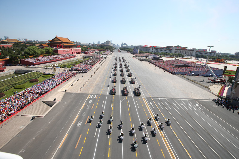 9月3日，中國人民抗日戰(zhàn)爭暨世界反法西斯戰(zhàn)爭勝利70周年紀(jì)念大會在北京隆重舉行。這是抗戰(zhàn)老兵乘車方隊通過天安門廣場。新華社記者 姚大偉 攝 