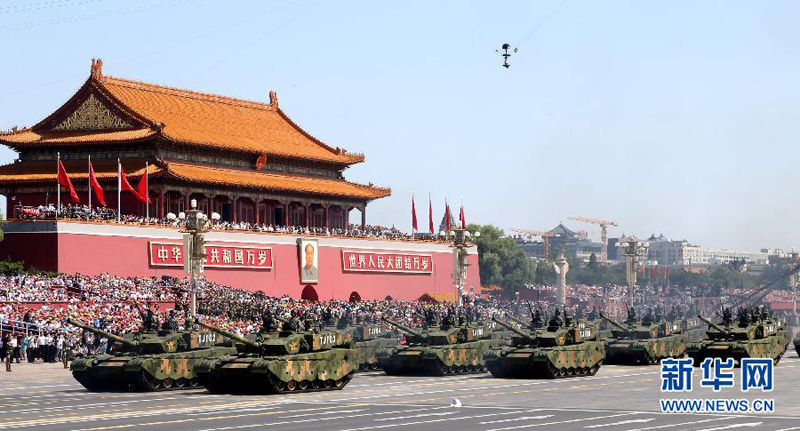 9月3日，中國(guó)人民抗日戰(zhàn)爭(zhēng)暨世界反法西斯戰(zhàn)爭(zhēng)勝利70周年紀(jì)念大會(huì)在北京隆重舉行。這是坦克方隊(duì)接受檢閱。 新華社記者 楊世堯 攝