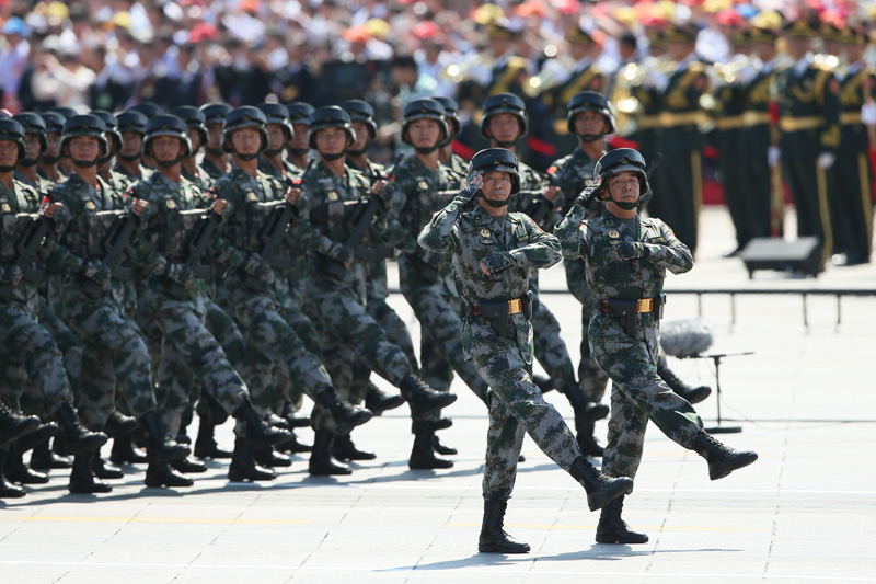 9月3日，中國人民抗日戰(zhàn)爭暨世界反法西斯戰(zhàn)爭勝利70周年紀(jì)念大會(huì)在北京隆重舉行。這是“雁門關(guān)伏擊戰(zhàn)英雄連”英模部隊(duì)方隊(duì)通過天安門廣場。新華社記者金立旺攝