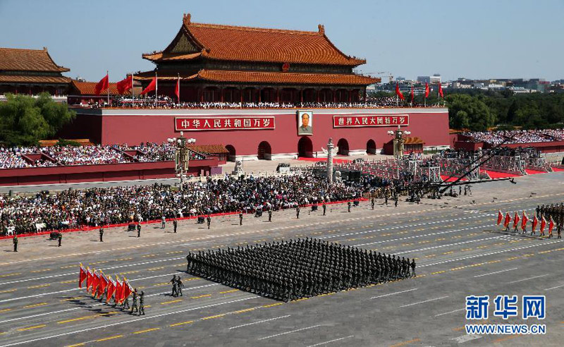 9月3日，中國人民抗日戰(zhàn)爭暨世界反法西斯戰(zhàn)爭勝利70周年紀(jì)念大會在北京隆重舉行。這是百團(tuán)大戰(zhàn)“白刃格斗英雄連”英模部隊(duì)方隊(duì)接受檢閱。新華社記者 殷剛 攝