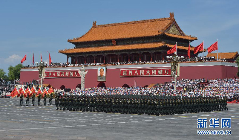 9月3日，中國人民抗日戰(zhàn)爭暨世界反法西斯戰(zhàn)爭勝利70周年紀念大會在北京隆重舉行。這是“東北抗聯(lián)”英模部隊方隊通過天安門廣場。新華社記者 李文 攝