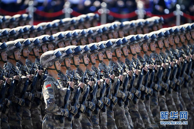 9月3日，中國(guó)人民抗日戰(zhàn)爭(zhēng)暨世界反法西斯戰(zhàn)爭(zhēng)勝利70周年紀(jì)念大會(huì)在北京隆重舉行。這是英模部隊(duì)方隊(duì)接受檢閱。 新華社記者 普布扎西 攝