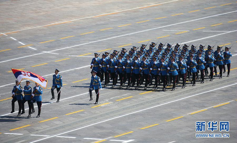 9月3日，中國人民抗日戰(zhàn)爭暨世界反法西斯戰(zhàn)爭勝利70周年紀(jì)念大會在北京隆重舉行。這是塞爾維亞方隊(duì)通過天安門廣場。 新華社記者龐興雷攝