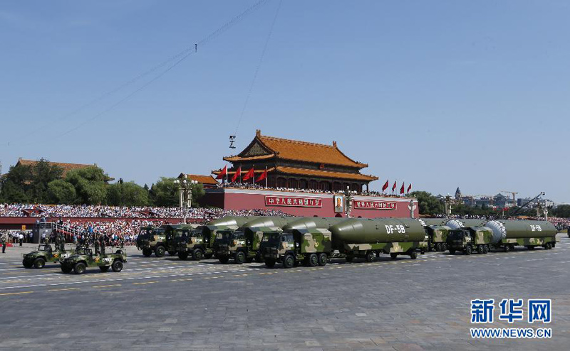 9月3日，中國(guó)人民抗日戰(zhàn)爭(zhēng)暨世界反法西斯戰(zhàn)爭(zhēng)勝利70周年紀(jì)念大會(huì)在北京隆重舉行。這是核導(dǎo)彈第二方隊(duì)接受檢閱。 新華社記者 沈伯韓 攝