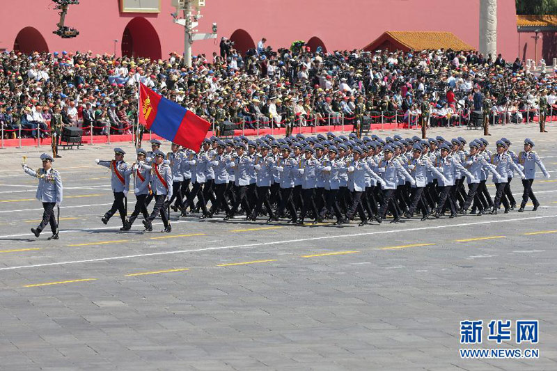 9月3日，中國人民抗日戰(zhàn)爭暨世界反法西斯戰(zhàn)爭勝利70周年紀念大會在北京隆重舉行。這是蒙古國方隊通過天安門廣場。 新華社記者李剛攝