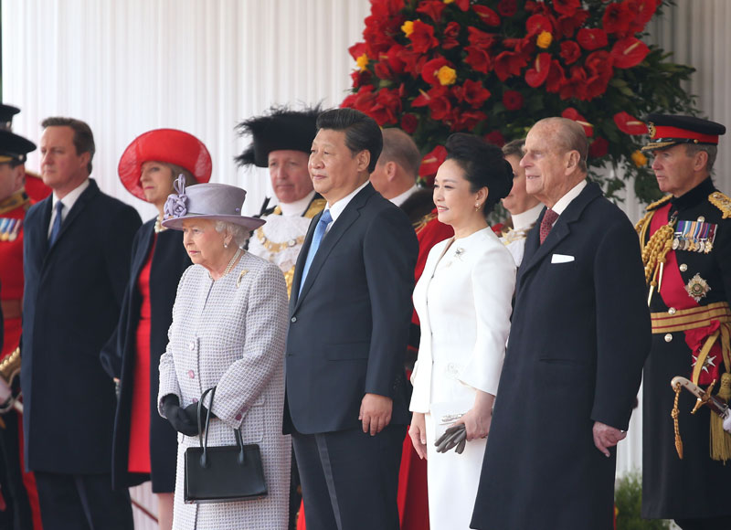 10月20日，對英國進行國事訪問的國家主席習近平出席英國女王伊麗莎白二世在倫敦騎兵檢閱場舉行的隆重歡迎儀式。新華社記者 龐興雷 攝