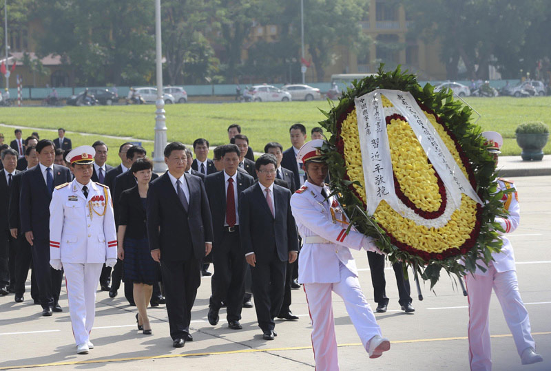 11月6日，中共中央總書記、國家主席習(xí)近平在河內(nèi)拜謁胡志明陵並敬獻花圈。新華社記者 蘭紅光 攝