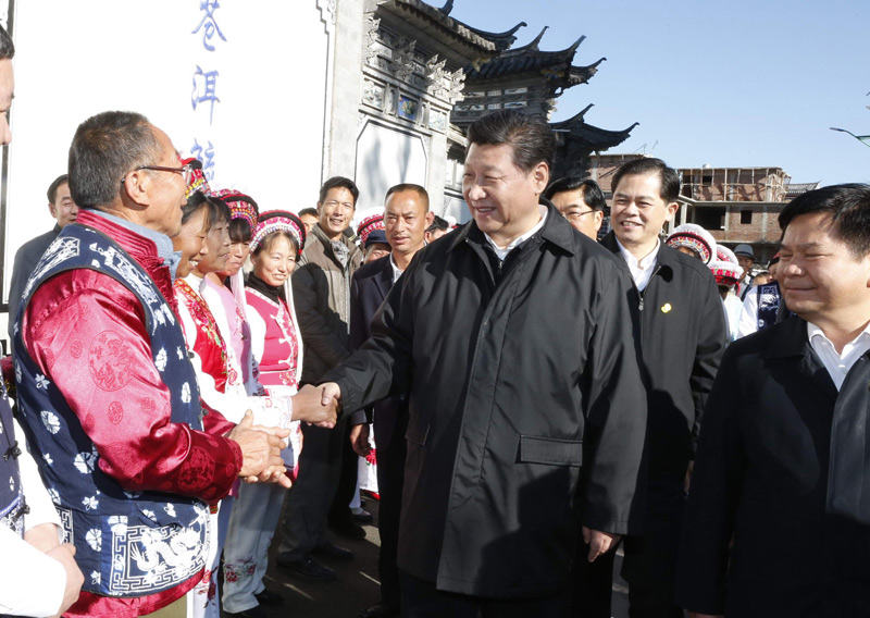 這是1月20日，習(xí)近平離開大理白族自治州大理市灣橋鎮(zhèn)古生村時，同聞訊而來的村民們握手。新華社記者 鞠鵬 攝