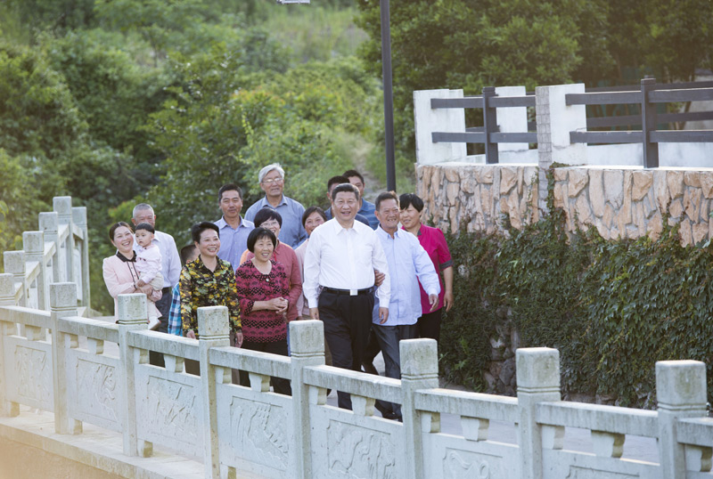 這是5月25日下午，習近平在舟山定海區(qū)干（石覽）鎮(zhèn)新建社區(qū)視察。新華社記者謝環(huán)馳攝