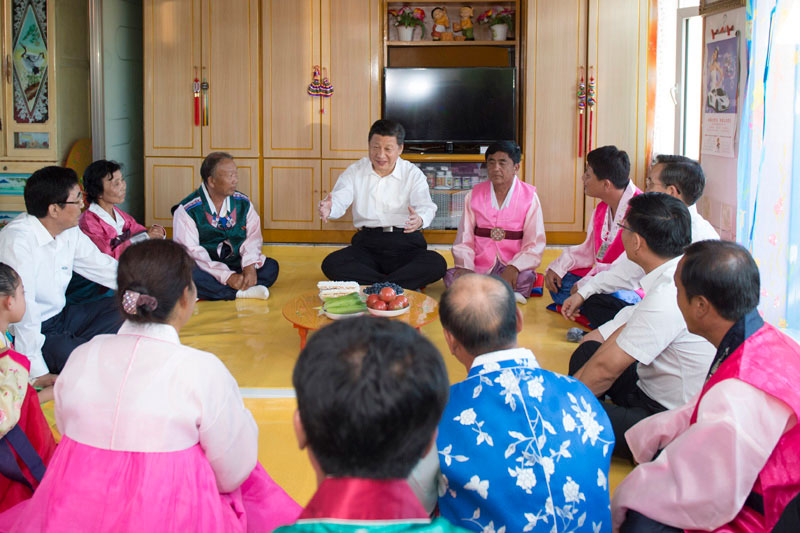 這是7月16日，習近平在延邊朝鮮族自治州和龍市東城鎮(zhèn)光東村農(nóng)戶家中同村民們親切交談。新華社記者 謝環(huán)馳 攝