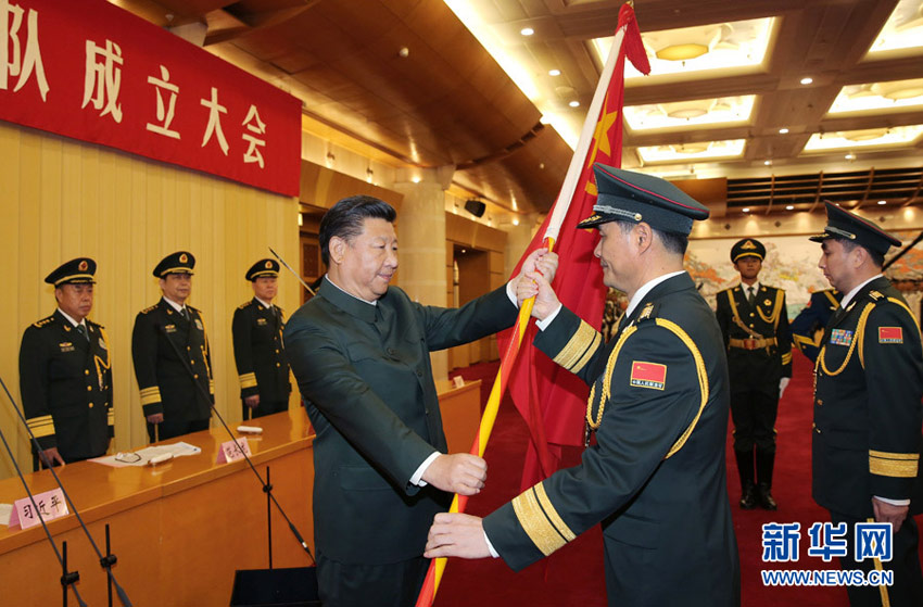 9月13日，中央軍委聯(lián)勤保障部隊(duì)成立大會(huì)在北京八一大樓隆重舉行。中共中央總書記、國家主席、中央軍委主席習(xí)近平向武漢聯(lián)勤保障基地和無錫、桂林、西寧、沈陽、鄭州聯(lián)勤保障中心授予軍旗並致訓(xùn)詞。這是習(xí)近平向桂林聯(lián)勤保障中心主任、政治委員授軍旗。新華社記者李剛攝