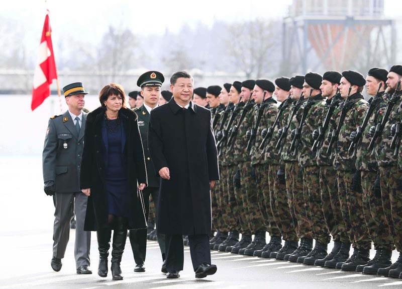 1月15日，國(guó)家主席習(xí)近平乘專機(jī)抵達(dá)蘇黎世，開始對(duì)瑞士聯(lián)邦進(jìn)行國(guó)事訪問。 這是習(xí)近平在瑞士聯(lián)邦主席洛伊特哈德陪同下檢閱儀仗隊(duì)。新華社記者 蘭紅光 攝